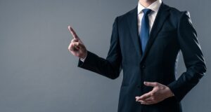 指を立てる男性